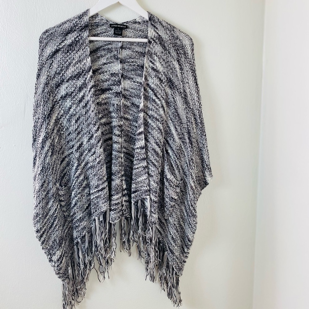 Lauren Michelle Sweater Cape. Gray/White. Sz L.
